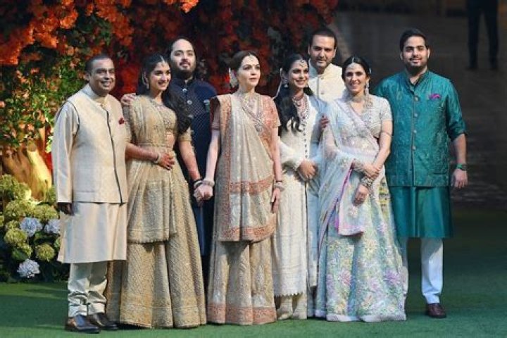 Are hritu and akash dating?