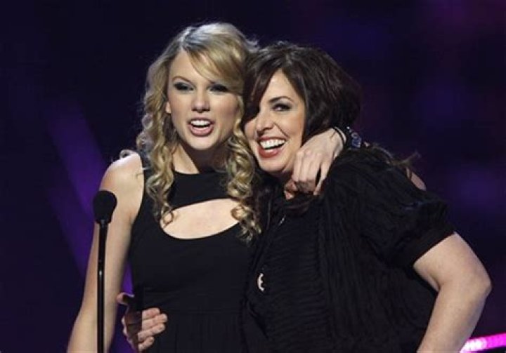 Are kellie pickler and taylor swift friends?