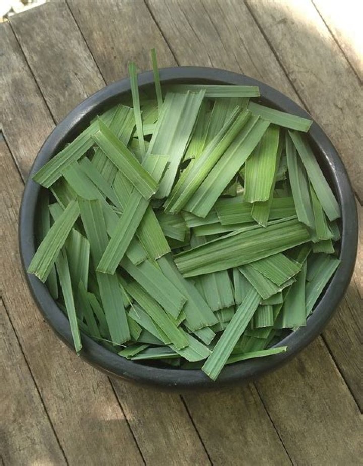 Are lemongrass leaves edible?