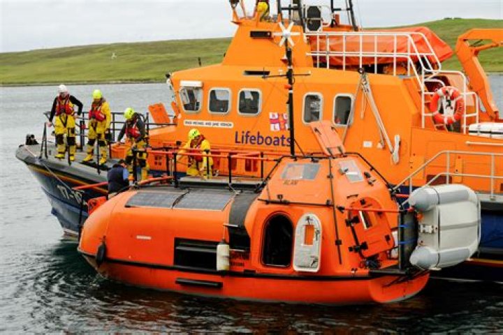 Are rnli lifeboat crew paid?