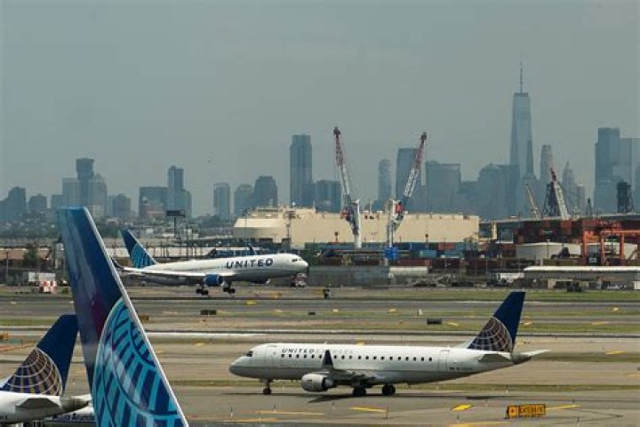 Are there skycaps at midway?