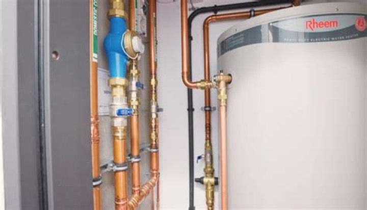 Can a hot water cylinder be descaled?