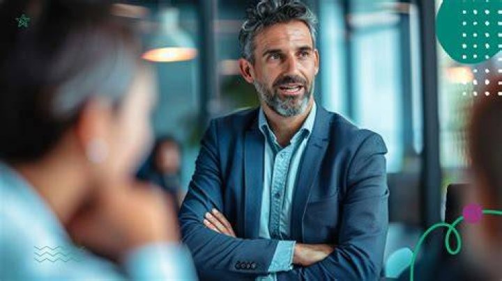 Can a smllc have employees?