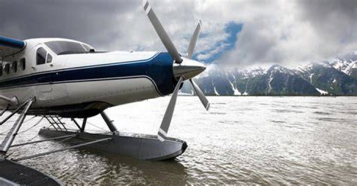 Can land on water?