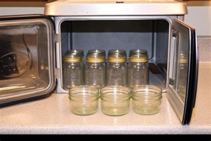 Can mason jars go in the microwave?