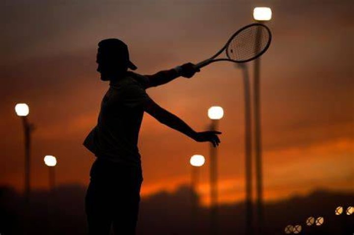 Can tennis player switch hands?