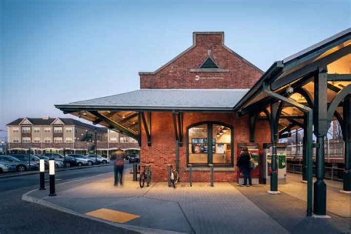 Can you park at farmingdale train station?