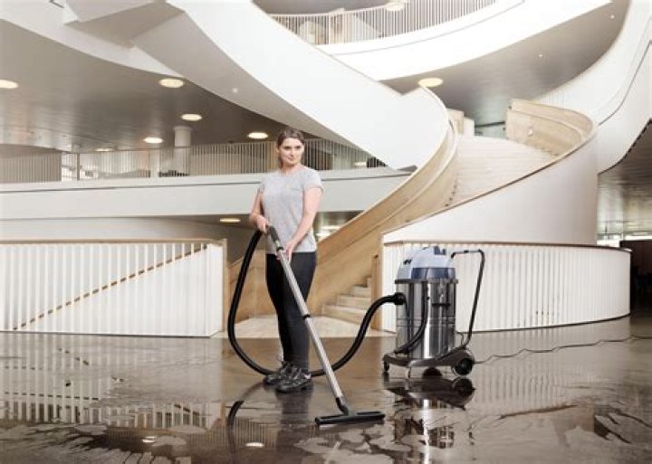 Can you reverse the airflow of a vacuum cleaner?