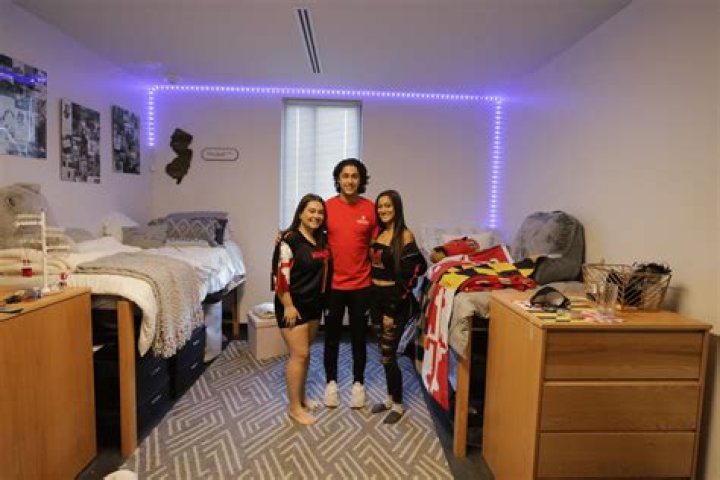 Can you room with the opposite gender in college?