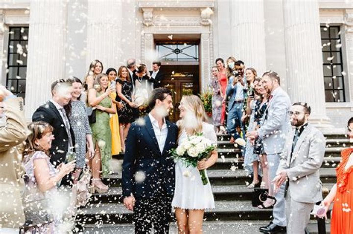 Can you throw confetti at weddings?