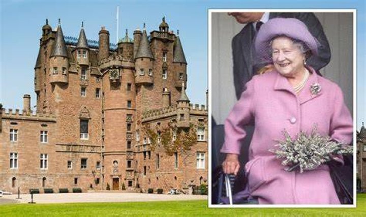 Did queen mary buy a castle in scotland?