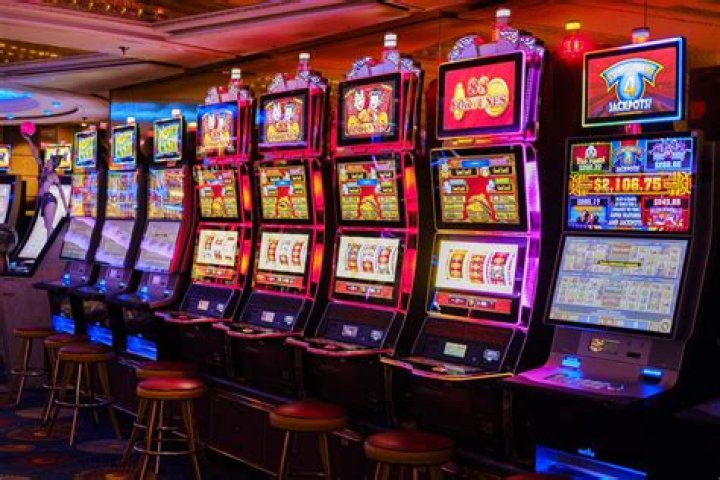 Do casinos control slot machines?