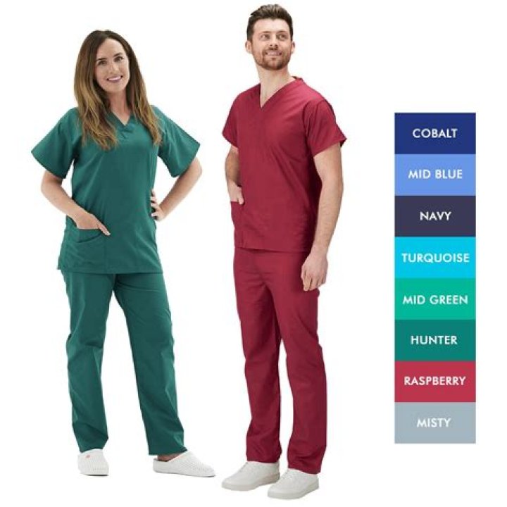 Do dietary aides wear scrubs?