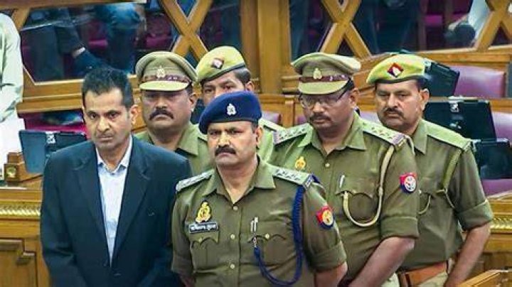 Do ias officers get gunman?