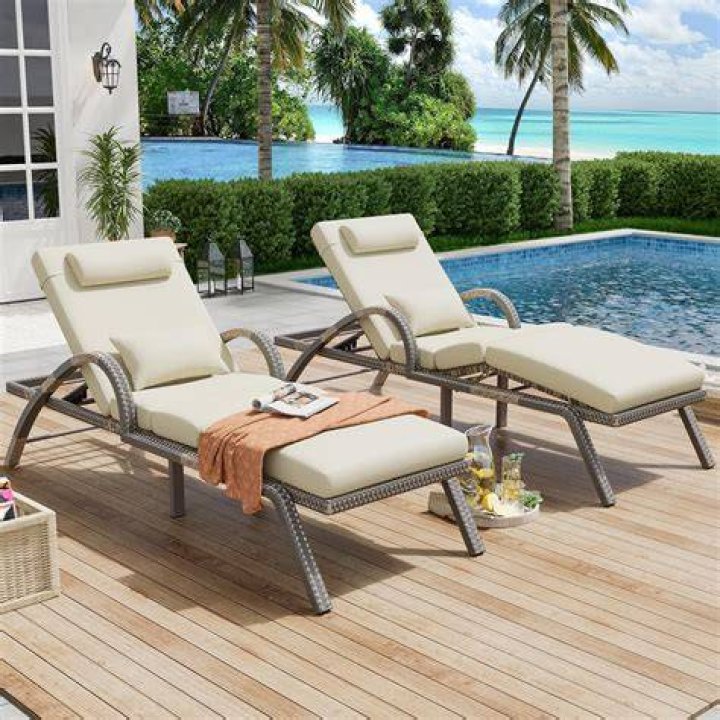 Do you spell chaise lounge?