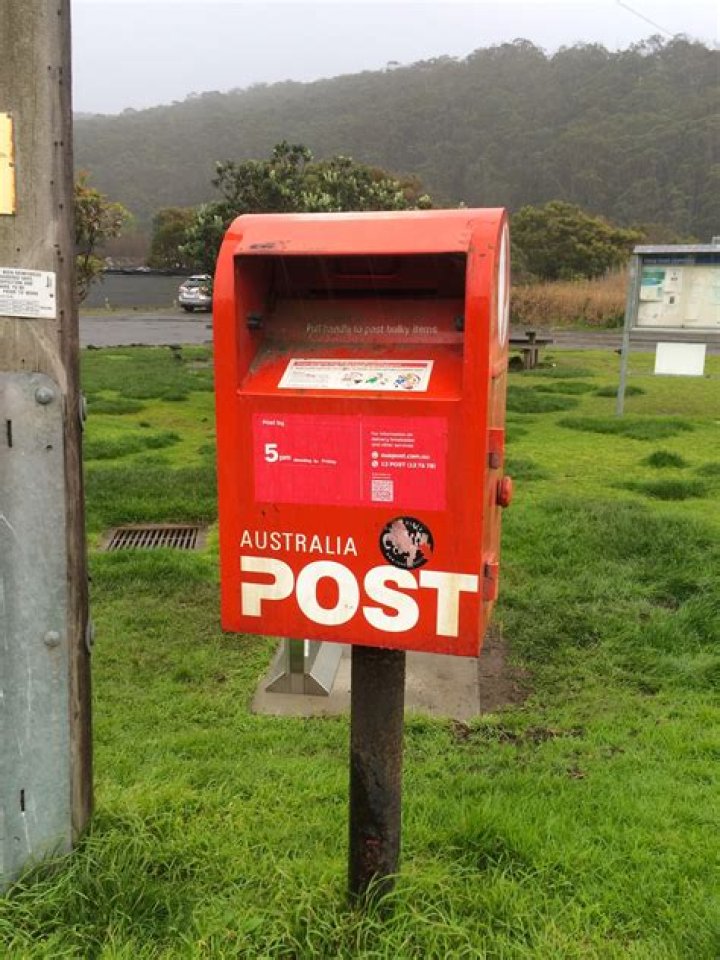 Does aus post deliver on weekends?