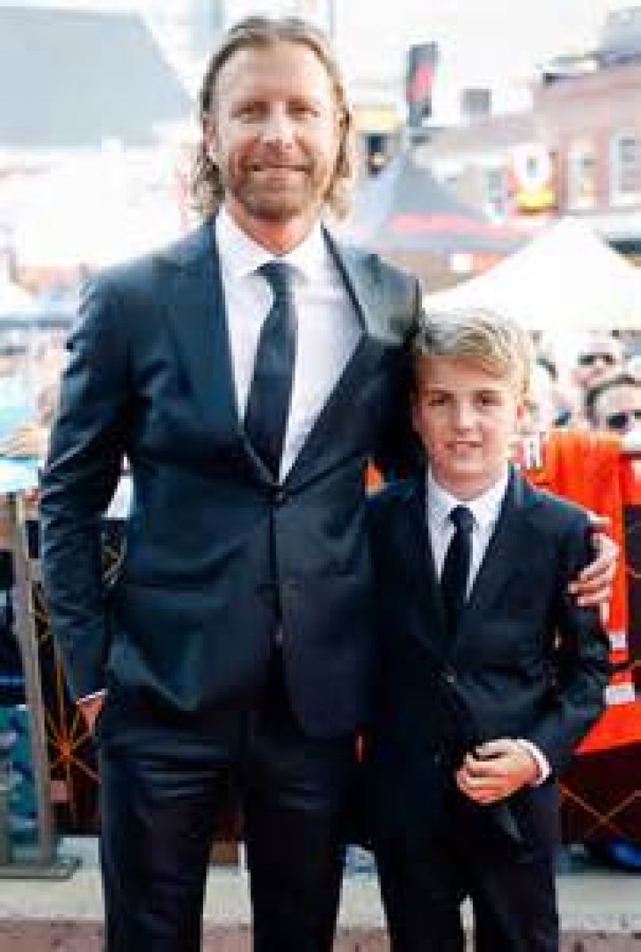 Does dierks bentley have a kid?