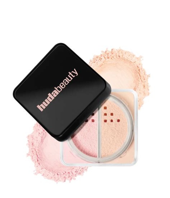 Does huda beauty powder have flashback?