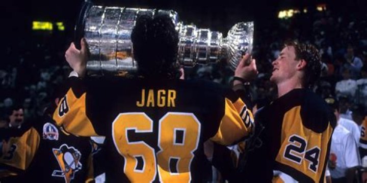Does jaromir jagr still play in the nhl?