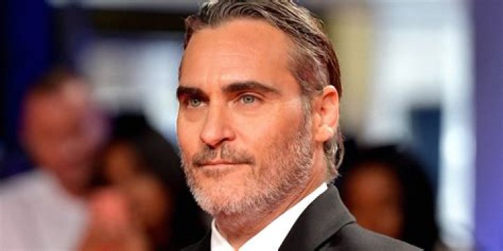 Does joaquin phoenix have a harelip?