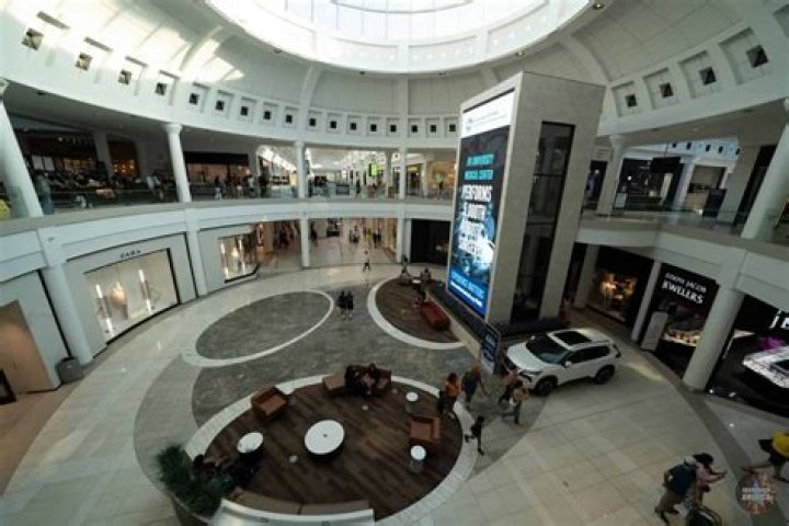 Does menlo park mall have hot topic?