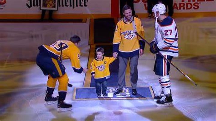 Does mike fisher still play hockey?