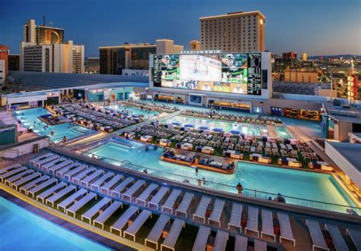 Does sun city have heated pools?