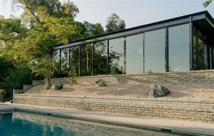 Does the glass house have a bathroom?