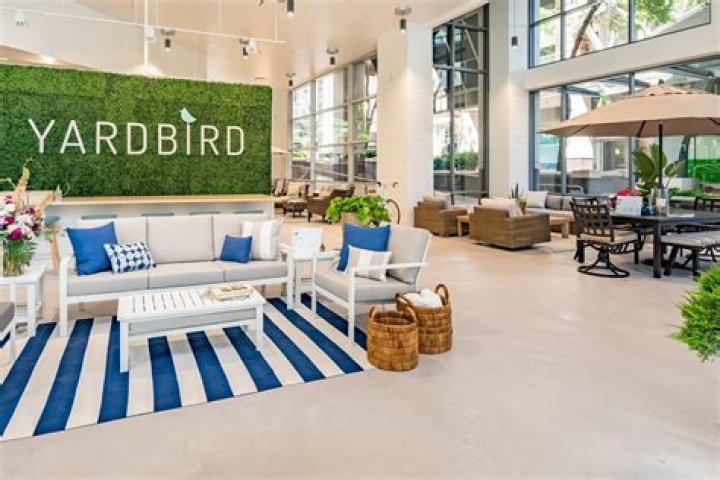 Does yardbird have outdoor seating?