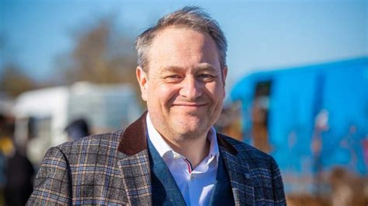 Has jonathan pratt left bargain hunt?