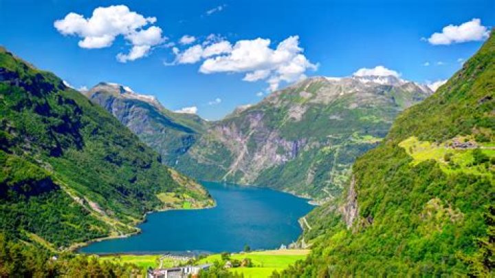 How deep is geirangerfjord?