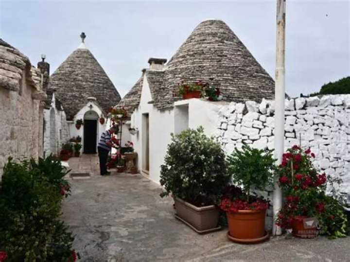How many trulli in alberobello?