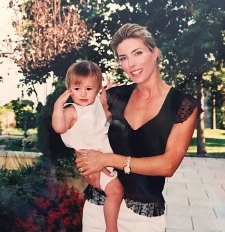 How old is jennifer flavin?
