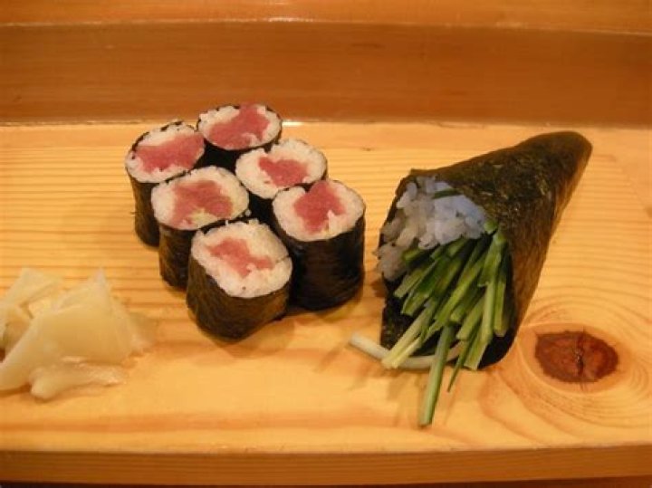 Is a makimono roll sushi?