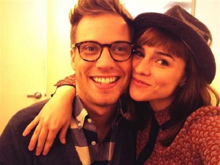 Is barrett foa married?