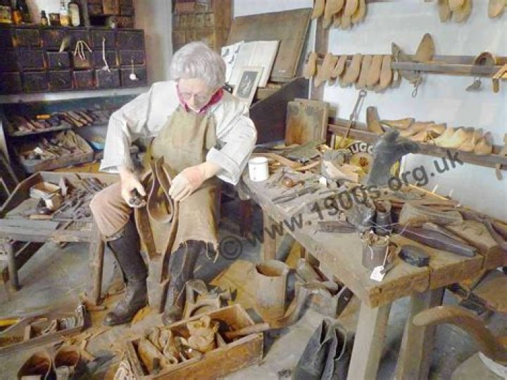 Is cobbler a shoemaker?