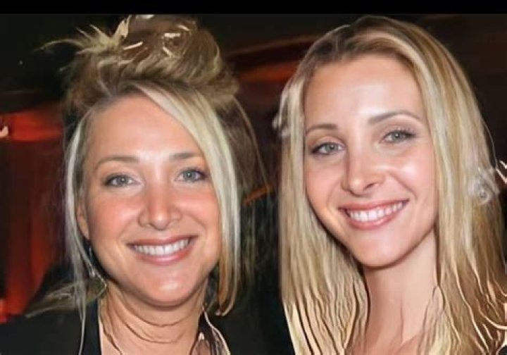 Is lisa kudrow a twin?