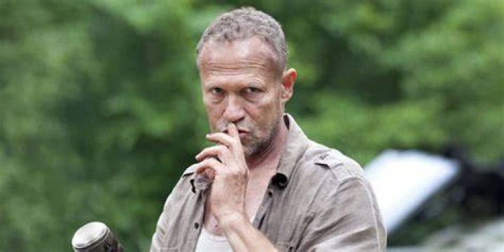 Is michael rooker missing a hand?