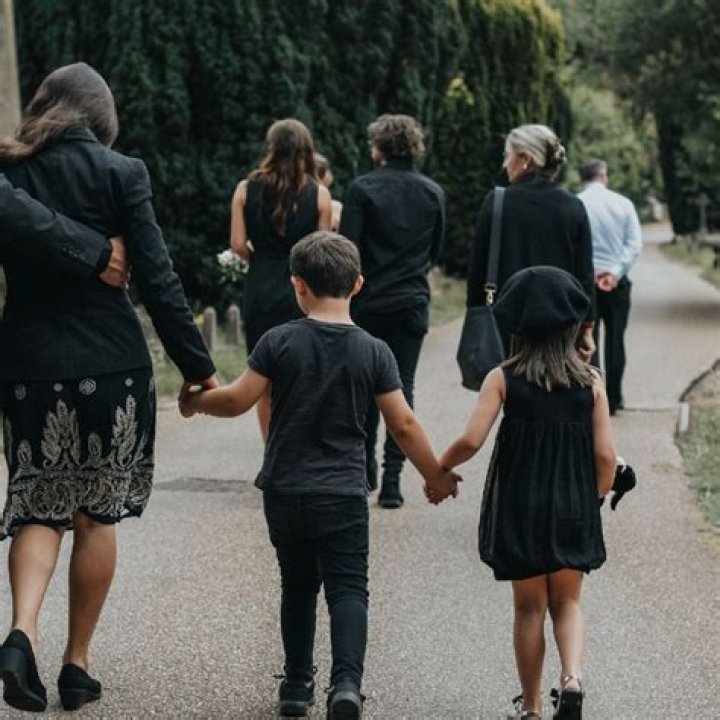 Should toddlers attend funerals?