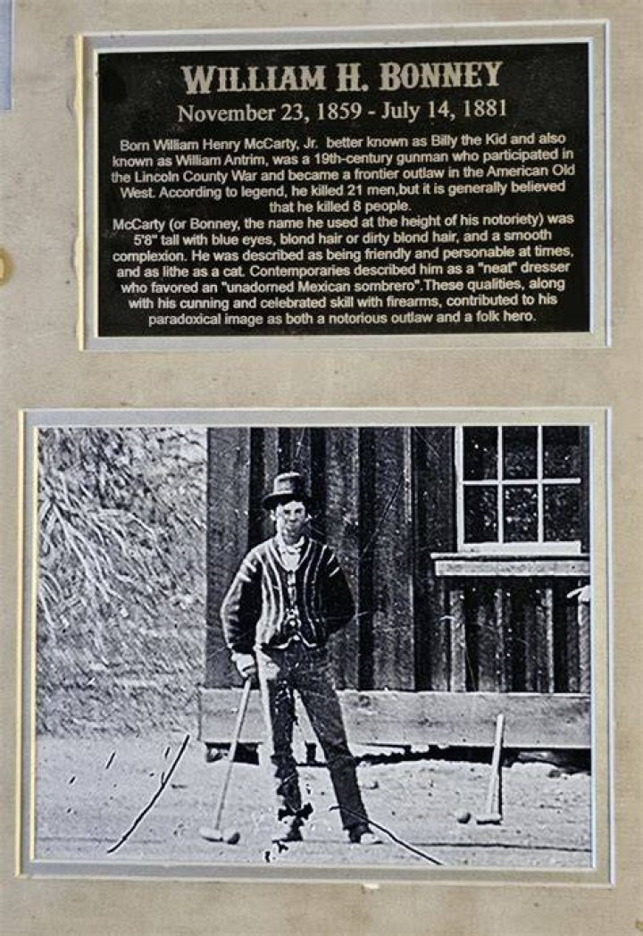 Was william bonney left handed?