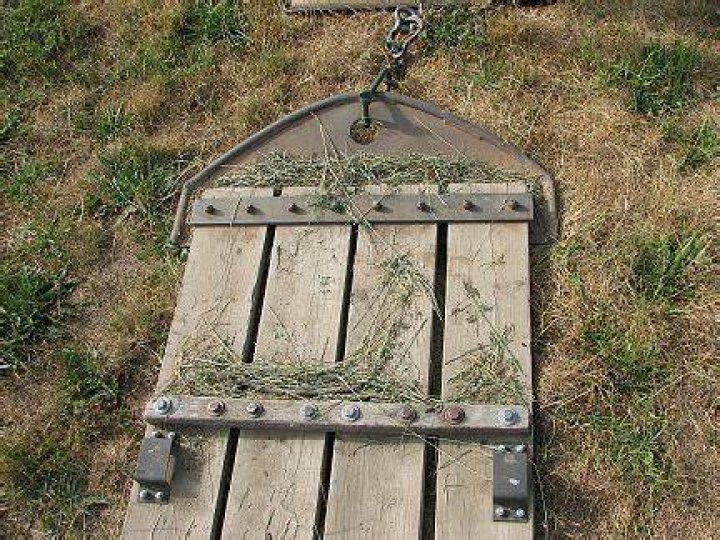 What does a stoneboat look like?
