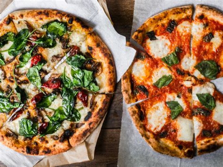 What does neapolitan pizza mean?
