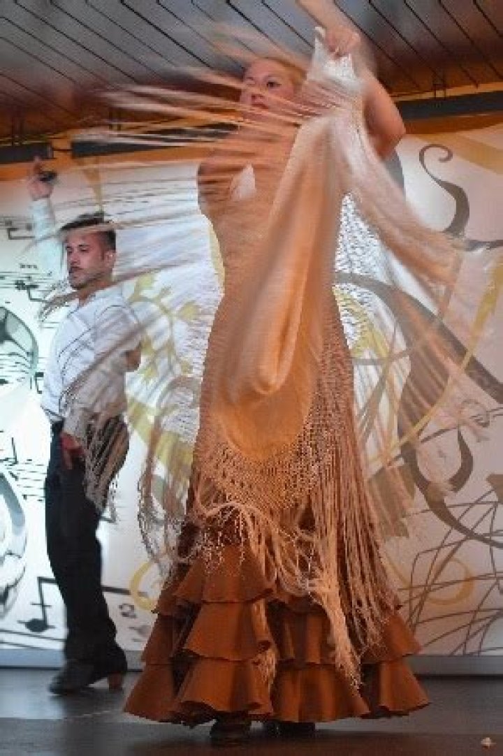 What flamenco dancers wear?
