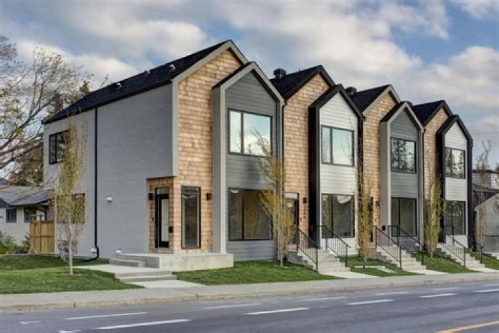 What is townhouse in canada?