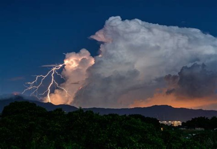 Whats the definition of thunderous?