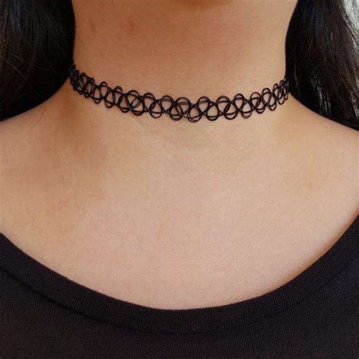 When did choker necklaces became popular?