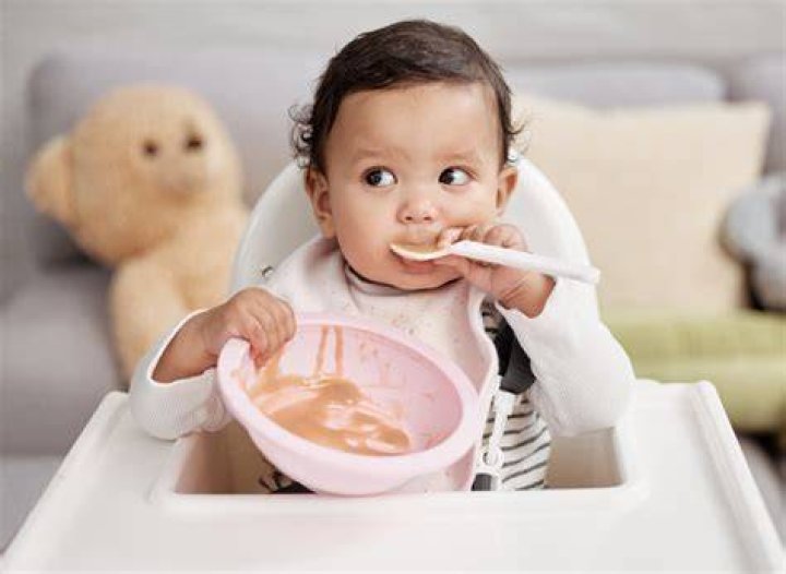 When do babies feed self?