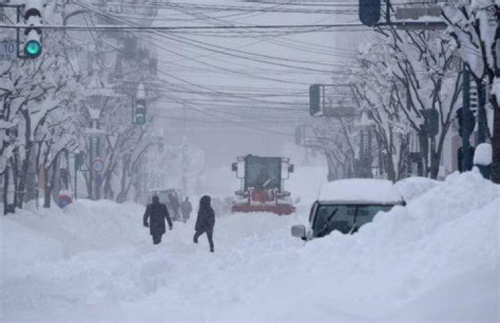 When hokkaido start snowing?