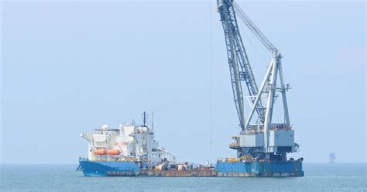 Where derrick crane is used?