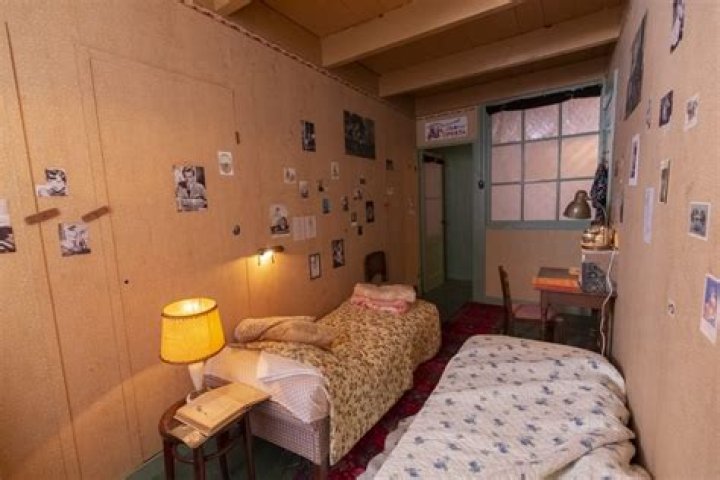 Where did anne frank hide?